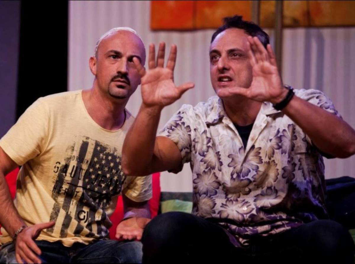 “Taxi per due” a Rivoli: al Teatro San Paolo la commedia brillante degli equivoci che fa ridere il pubblico 